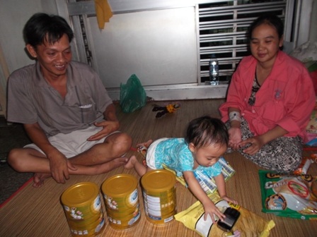 Vợ chồng anh Huân – chị Thủy vui mừng vì món quà bất ngờ của Dân trí