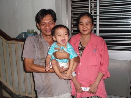 Vợ chồng anh Huân – chị Thủy vui mừng vì món quà bất ngờ của Dân trí