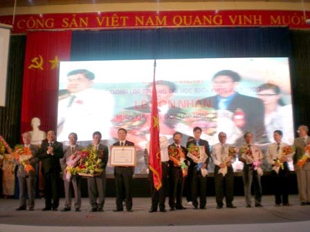 ĐH Bách Khoa TPHCM đón nhận “Huân chương Độc lập hạng nhất”