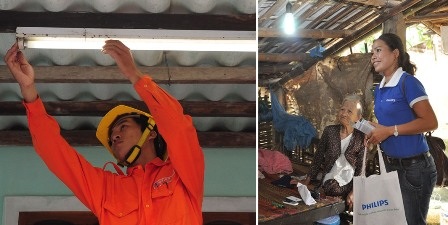 Nhân viên Điện lực Thừa Thiên-Huế và nhân viên Philips Việt Nam giúp người dân lắp đặt bóng đèn