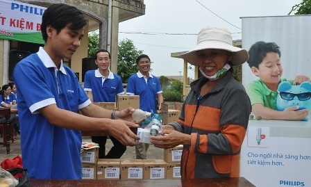 Nhiều người dân đã mang đèn dây tóc đến đổi đèn compact