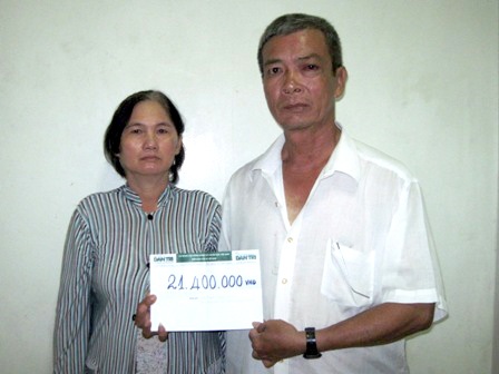 Sau khi nhận 21.400.000 đồng trao tại bệnh viện, ông Tâm lập tức đi đóng viện phí