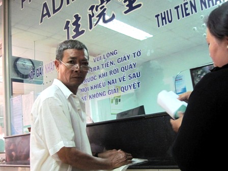 Sau khi nhận 21.400.000 đồng trao tại bệnh viện, ông Tâm lập tức đi đóng viện phí