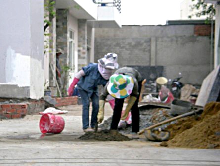 Làm việc trên tầng cao nhưng mũ bảo hộ lại là chiếc nón lá (Ảnh: Hoàng Linh)