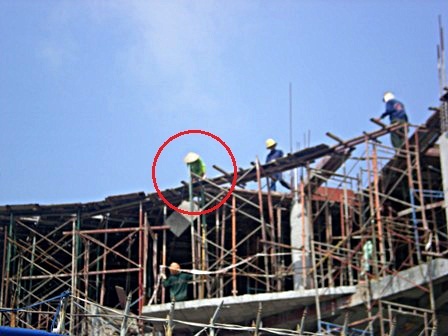 Phái yếu cũng lăn xả với nghề phụ hồ (Ảnh: Minh Hoàng)