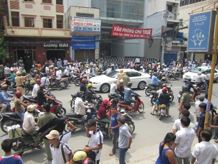 Đông đảo người dân hiếu kỳ đứng theo dõi gây cản trở giao thông (Ảnh: Thảo Trần)