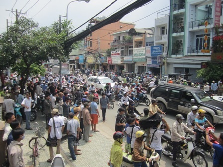 Dòng người và xe đông nghẹt một đoạn đường Phan Văn Trị (Ảnh: Thảo Trần)