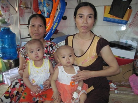 So với mấy tháng trước, cô em Kiều Nguyên (trái) cũng đã đáp ứng với thuốc điều trị