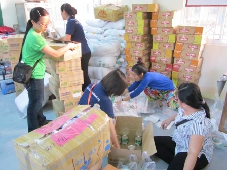 Hàng trăm phần quà đang được sắp xếp theo thứ tự