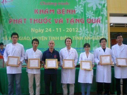 Hội cha mẹ Nhân Ái và các bác sĩ đón nhận giấy khen của chính quyền địa phương