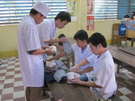 “Anh cho em mượn cái tay để kiểm tra máy đo huyết áp nhé”