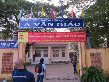 6 giờ sáng, ngay khi vừa tới nơi bố Sĩ (trưởng hội) đã khẩn trương triển khai công việc