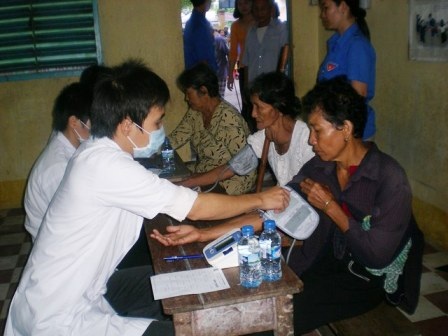 Các bác sĩ bắt đầu khám bệnh