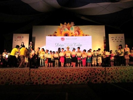 Từng suất học bổng được trao tận tay các em, chắp cánh ước mơ chiến thắng bệnh tật