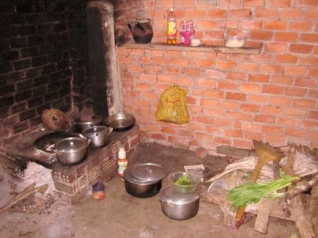 Góc bếp đơn sơ cũng chỉ thấy rau