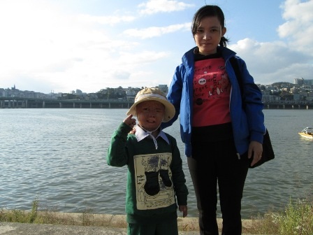 Bé Linh và mẹ tại Hàn Quốc