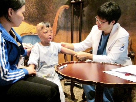 Bác sĩ Joo Kwoo đang điều trị cho bé Linh