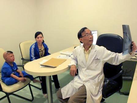 Bác sĩ khoa Gây mê hồi sức, BV Hạnh Phúc chăm sóc Vũ Quốc Linh