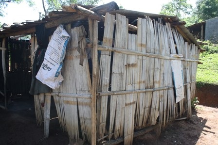Túp lều nát của gia đình Y Xiêm là nơi che mưa nắng của 6 con người (Ảnh: Tùng Nguyên)