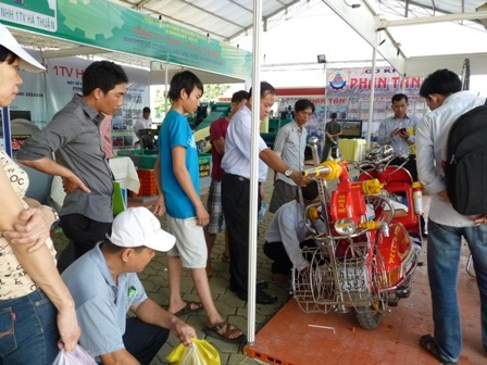 Khách tham quan ai cũng ấn tượng với chiếc xe cứu hỏa tự chế độc đáo