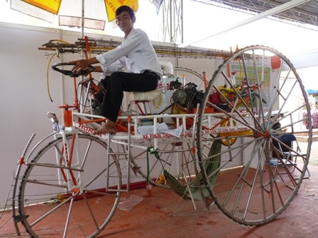 Anh Nguyễn Cao Thượng trên xe phun thuốc trừ sâu đa năng tự chế