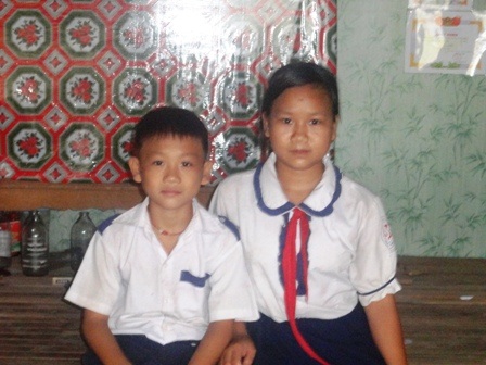 Quyền và Linh sống trong cảnh khó khăn thiếu thốn nhưng vẫn quyết chí học hành