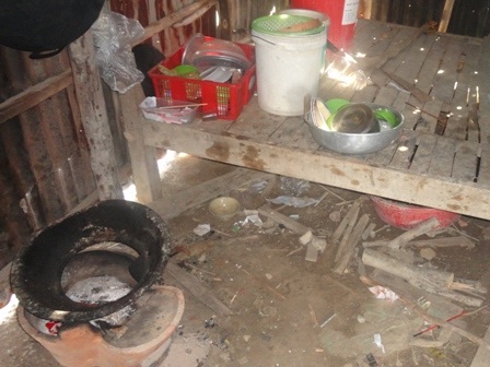 Gian bếp của hai em chỉ có mỗi cái lò đất