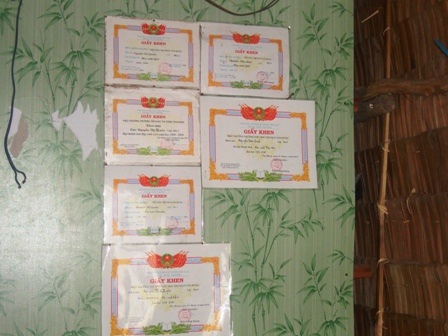 Những tấm giấy khen như tỏa sáng trong căn nhà ảm đạm