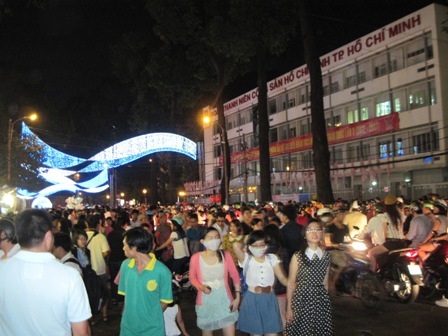 Hơn 8h tối, đường phố gần nhà thờ Đức Bà bắt đầu đông đúc (Ảnh: Cát Minh)