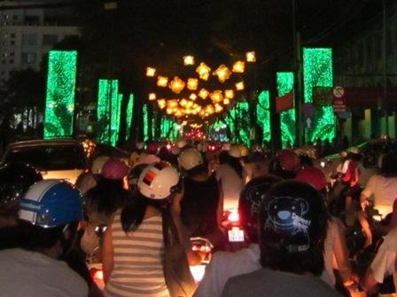 Sau 9h, các tuyến đường đến trung tâm kẹt cứng (Ảnh: Hồng Nhung).