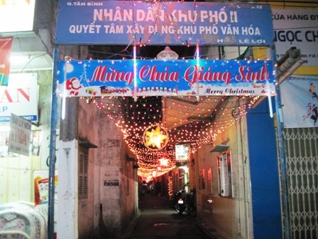 Con hẻm nhỏ xíu cũng giăng đèn