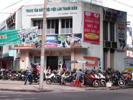 Một điểm giữ trên xe ở vỉa hè trước trung tâm giới thiệu việc làm có giá nóng bỏng tay