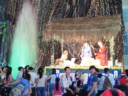 Hang Chúa ở giáo xứ Tân Phú (quận Tân Phú) được xem là đúng chuẩn mực truyền thống