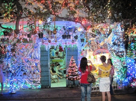 Hang Chúa và cảnh tuyết mùa đông phủ kín cả một ngôi nhà của giáo dân.