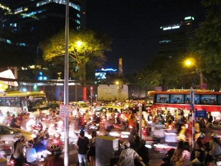 Chỉ mới 7 giờ tối góc đường ngã tư Hai Bà Trưng Lê Duẩn đã đông nghẹt người qua lại