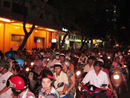 Đường Nguyễn Huệ cũng kẹt xe cả cây số