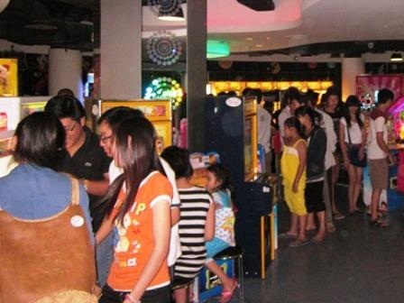 Khu vui chơi tại tầng 5 của trung tâm thương mại Diamond Plaza là điểm thu hút nhiều bạn trẻ