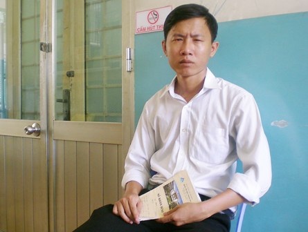 Ngô Quang Thi chờ khám mắt tại BV Mắt TPHCM