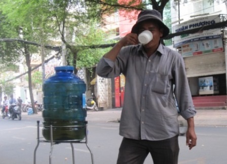 Những người thường ghé uống trà đa số là người lao động nghèo