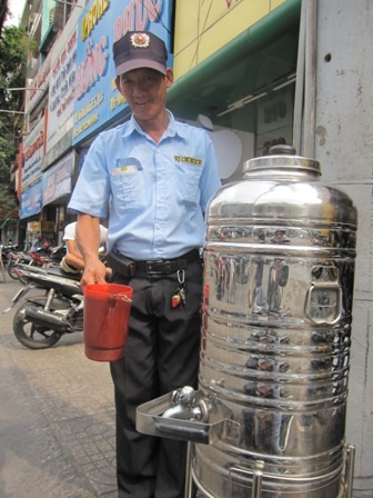 Trà đá sẵn sàng phục vụ người qua đường