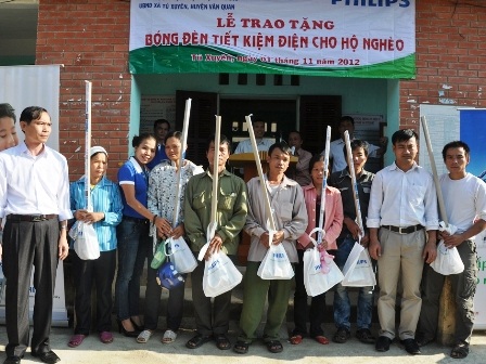 Tiết kiệm điện chiếu sáng ở vùng xa - 3 Lễ trao tặng bóng đèn tại xã Tú Xuyên, huyện Văn Quang