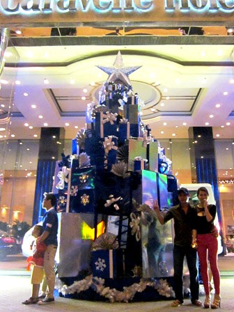 Núi quà tạo dáng thành cây thông Noel trước khách sạn Caravelle (quận 1, TPHCM)