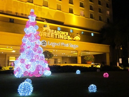 Một cây thông ghép từ những quả cầu ánh sáng mọc lên bên bờ sông Sài Gòn (quận 1).