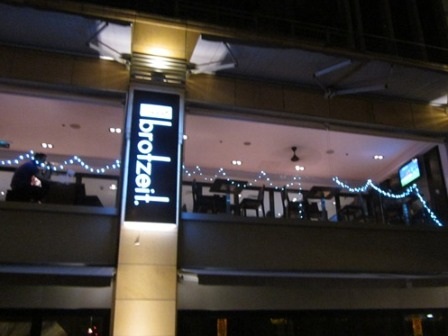 Giờ ăn trưa nhưng quán ăn vẫn vắng khách