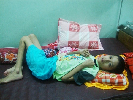 Xót xa trước ánh mắt cậu bé mồ côi cả cha lẫn mẹ 