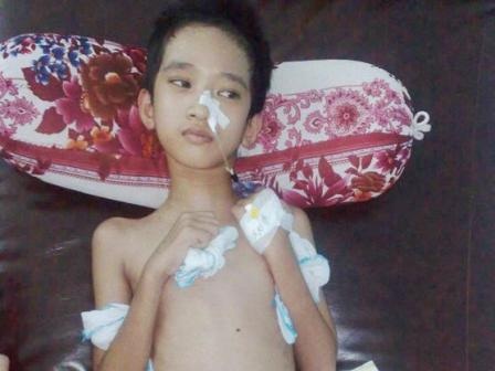 Xót xa trước ánh mắt cậu bé mồ côi cả cha lẫn mẹ  - 1 Xót xa trước ánh mắt cậu bé mồ côi cả cha lẫn mẹ