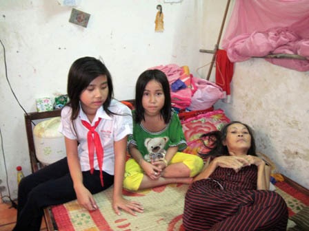 Cuộc sống mới của bé gái “gánh” mẹ bệnh, em thơ 