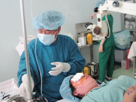 Nhiều bệnh nhân vẫn chưa đến lượt vào phòng mổ nhưng giờ cơm trưa đến rồi