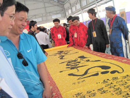 Du khách trầm trồ trước “Bức thư pháp viết bài Hịch tướng sĩ dài nhất” (dài gần 40m, rộng gần 1,5m)