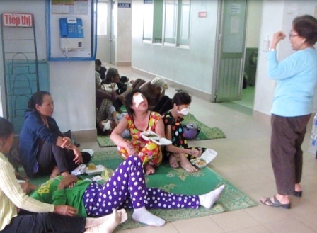 Nhiều bệnh nhân vẫn chưa đến lượt vào phòng mổ nhưng giờ cơm trưa đến rồi